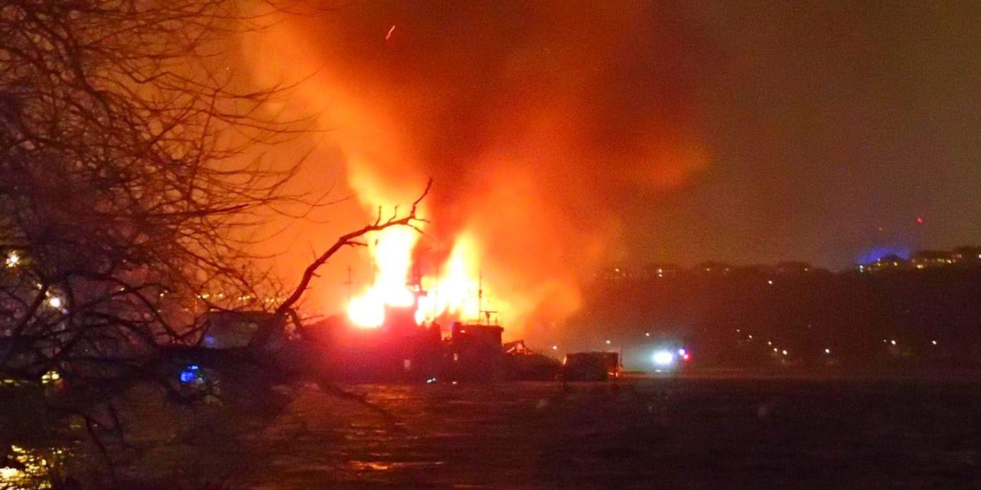 Polisen misstänker att branden som totalförstörde den båt som låg vid Årstaviken i centrala Stockholm var anlagd.