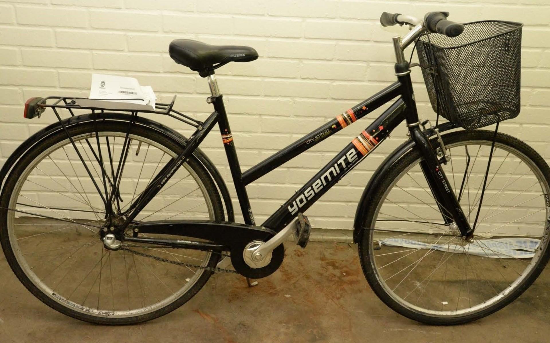 &quot;Det är även två cyklar som är intressanta i utredningen. Den ena cykeln är en svart damcykel av märket Yosemite City Street med en svart cykelkorg&quot; skriver polisen.