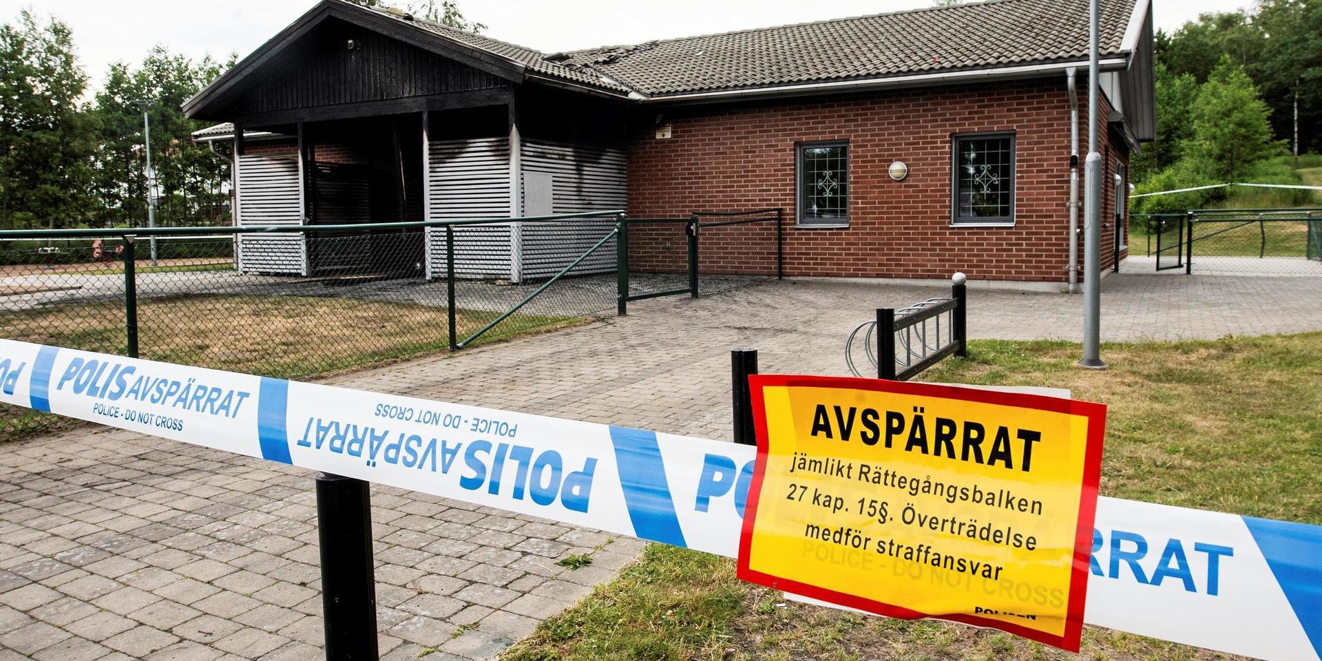Polisen har ett antal personer misstänkta för brott på Falkagård. Enligt polisens utredare Jesper Koch handlar det om saker som skadegörelse, narkotikabrott och olovlig körning. (Bilden är från i somras när föreningslokalen på Stenfalksvägen utsattes för ett brandattentat).