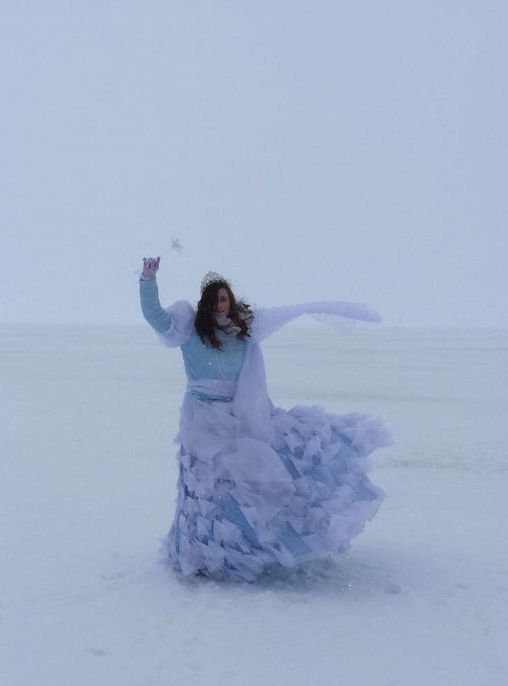 På utställningen visar hon bland annat två videoinstallationer. En som heter "Snödrottningens rike" filmades i Abisko och Jukkasjärvi i början på mars i år.