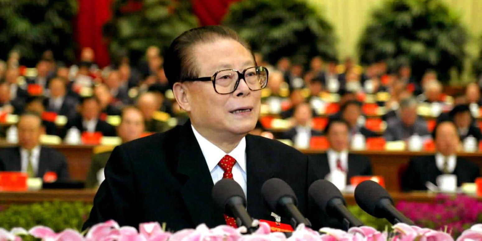 Kinas tidigare president Jiang Zemin har avlidit. Här talar han vid partikongressen i Peking år 2002, då han ännu var landets högste ledare.