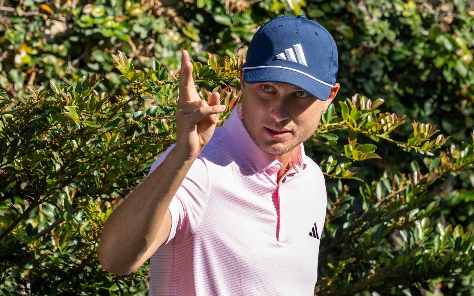 Ludvig Åberg på det andra hålet under andra dagens spel av US Masters på Augusta National Golf Club i USA.