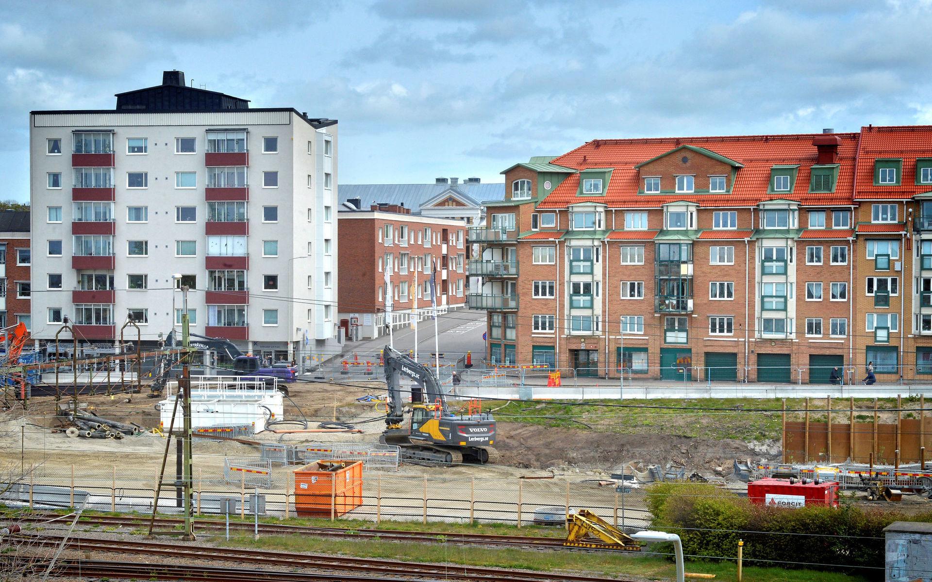 Tunnelbygget på Västra Vallgatan gör att arbetsplatser måste evakueras och att närboende mår dåligt. Implenia får dock lov att överskrida riktvärden för bullernivåer under veckorna 21-40. Uppehåll i arbetet planeras under veckorna 28-31.