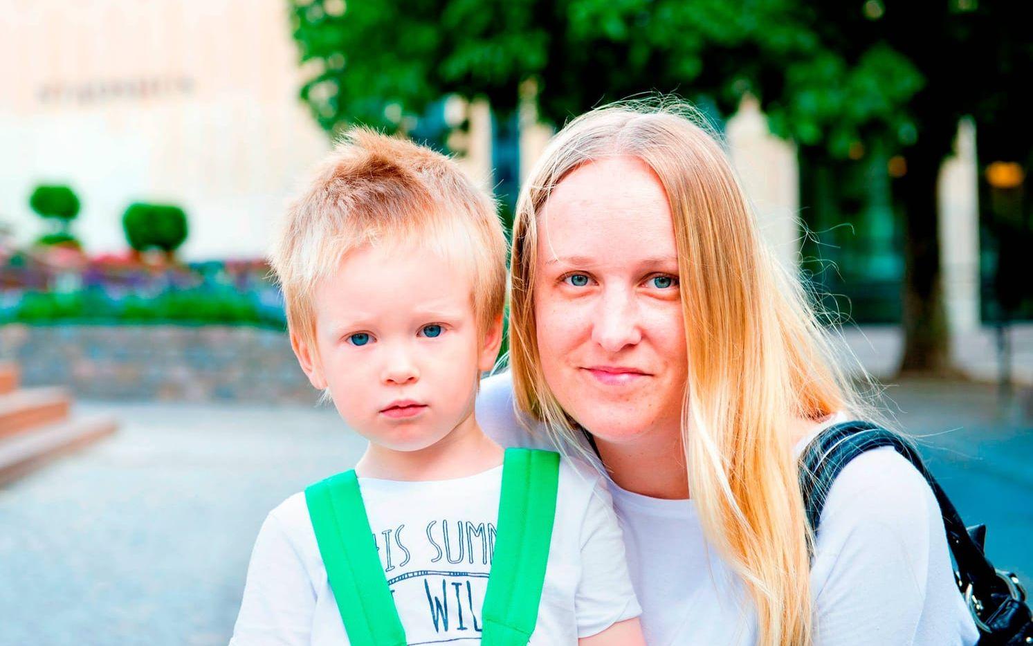 Ser du fram emot Wheels & Wings? Lina Johansson, 31, med sonen Wiggo, 3, Falkenberg. – Ja det gör vi. Det är roligt att kolla på gamla bilar.