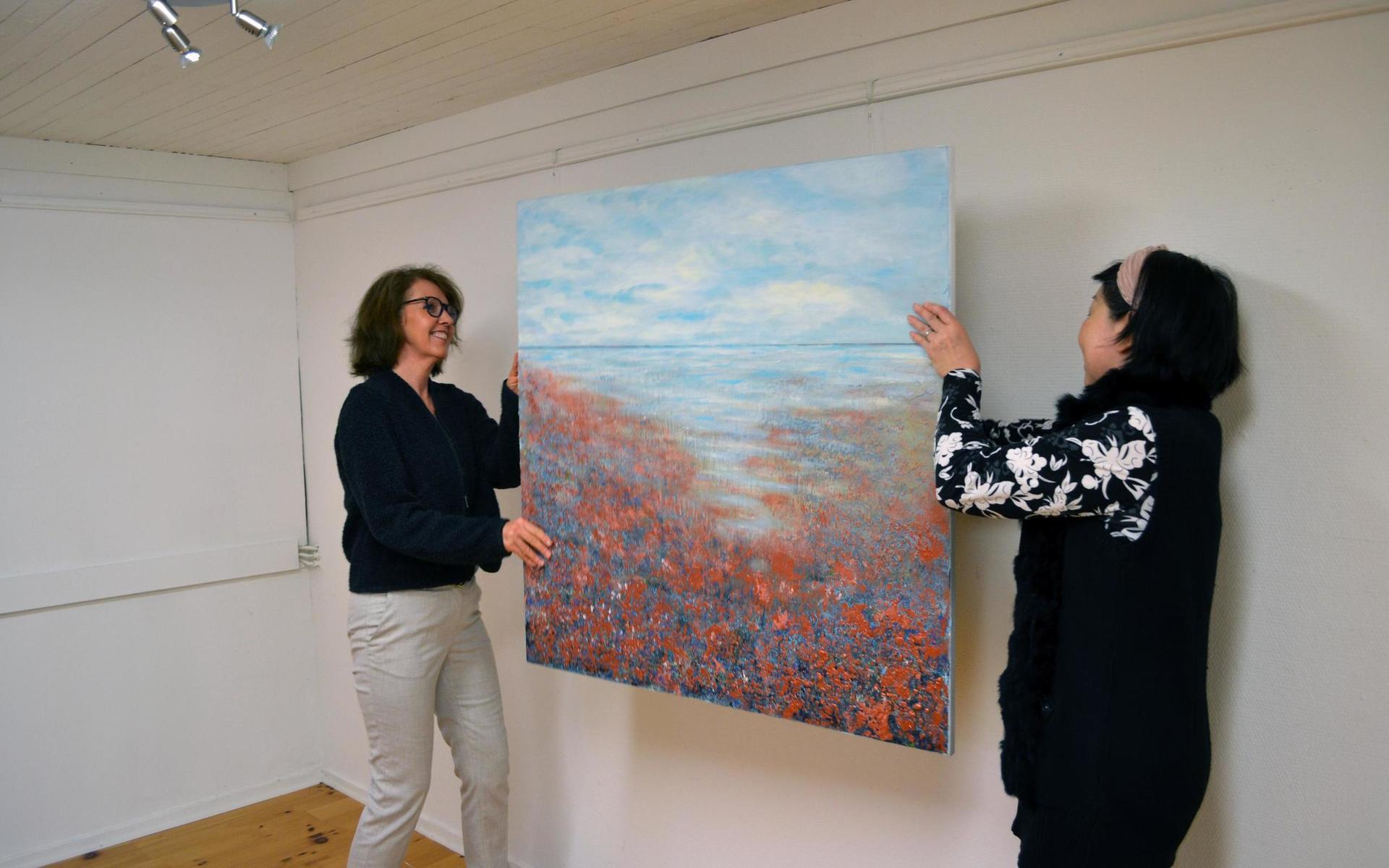 Konstnären Åsa Larsson Konstnären Gith Weidenmo och galleristen Vicky Ma förbereder inför vernissagen.