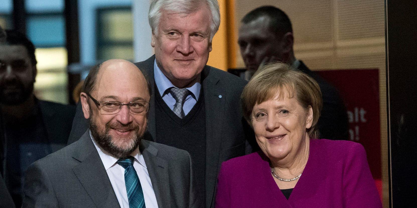 Martin Schulz (SPD), Horst Seehofer (CSU) och Angela Merkel (CDU) vid fredagens samtal i Berlin.