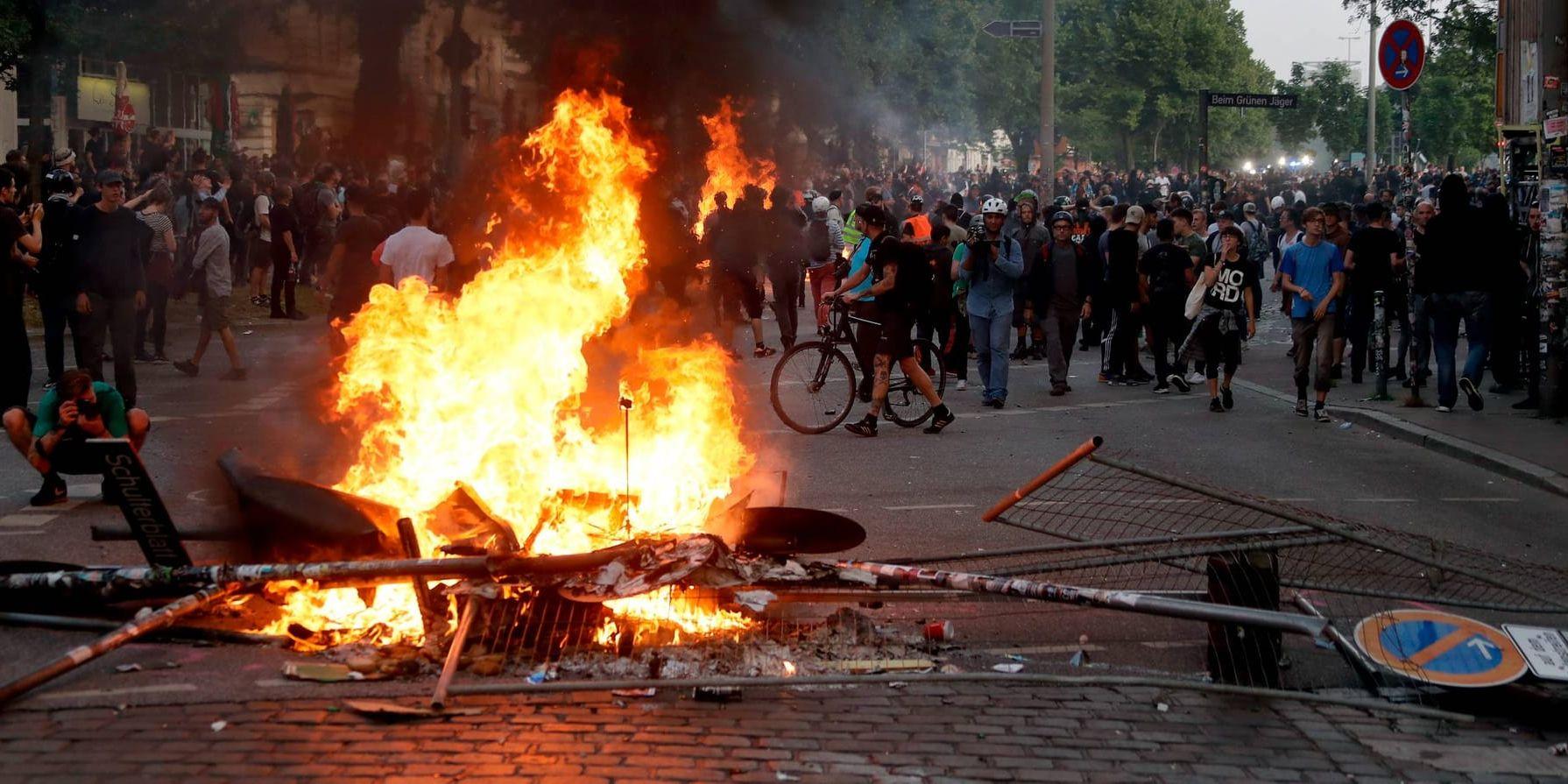 En soptunna som satts i brand under de våldsamma protesterna mot G20-mötet i Hamburg i fredags.