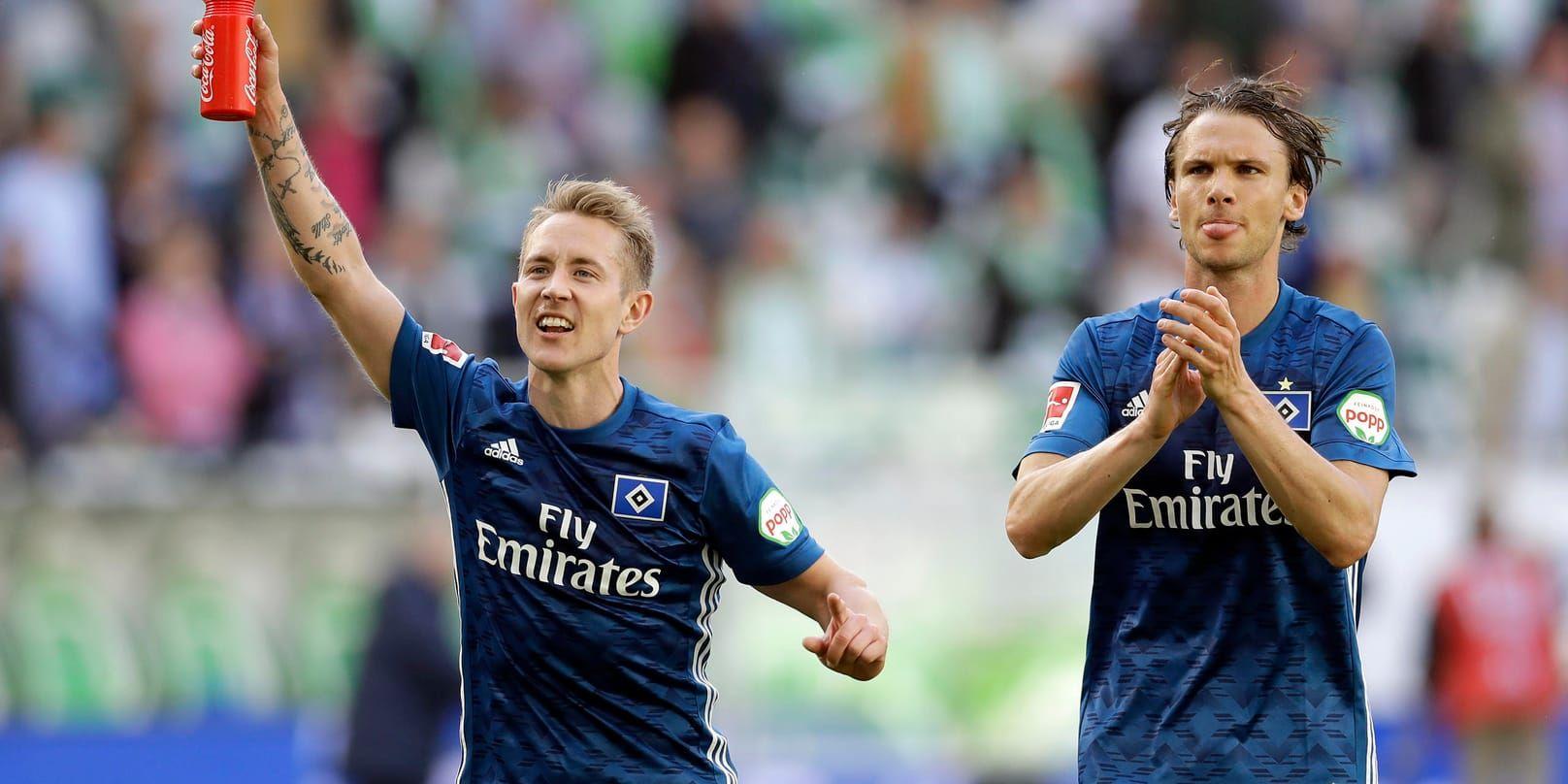 Hamburgs Lewis Holtby och Albin Ekdal, till höger, firar segern mot Wolfsburg.