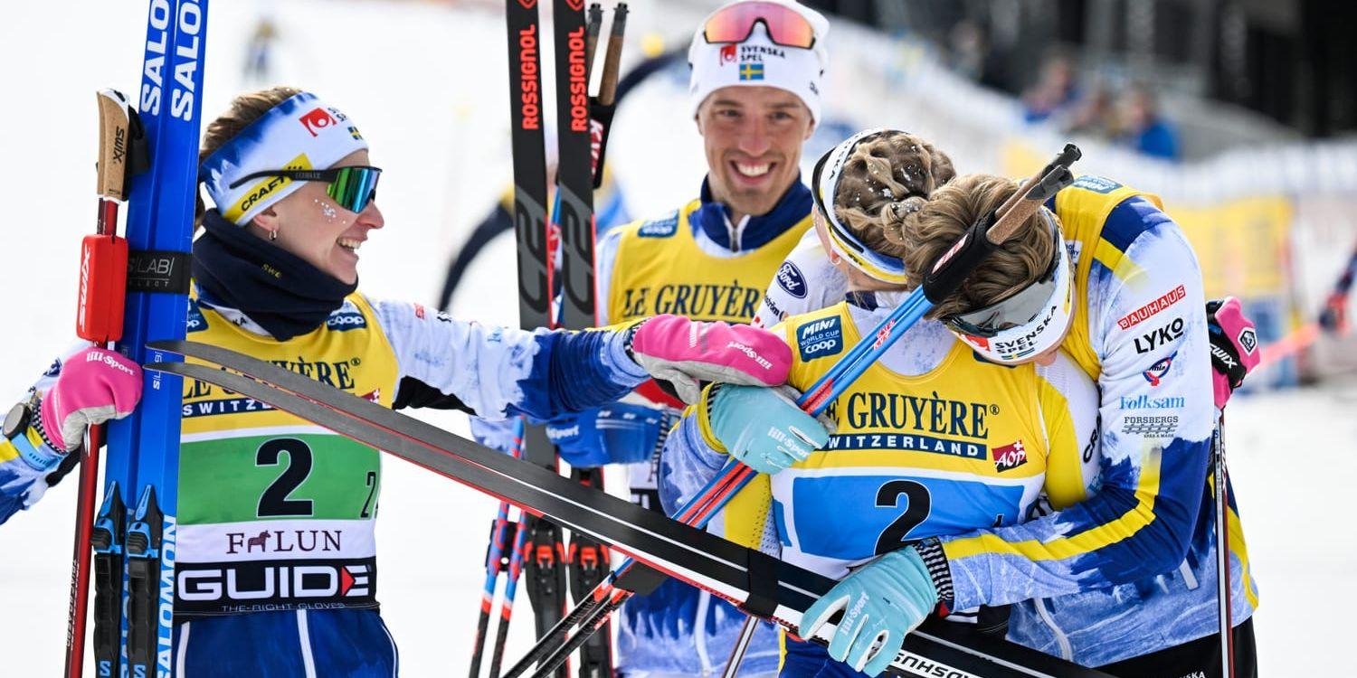 Sveriges förstalag med Moa Ilar, Calle Halfvarsson, Jonna Sundling och Edvin Anger firar segern i söndagens mixedstafett, 4x5 km, under världscupen i Falun.