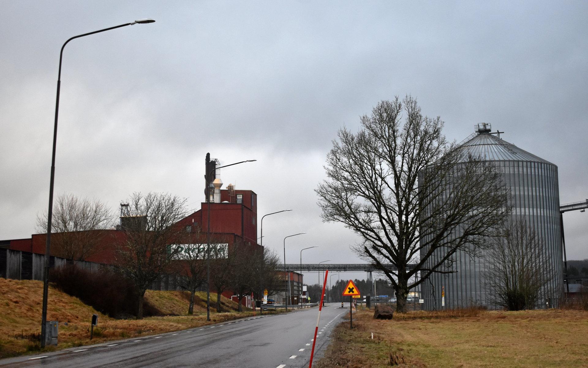 Natten till torsdagen började det brinna i en pelletsfabrik på Kinnaredssågen, som ägs av Deromekoncernen. Branden skedde inne på företagets anläggning och Hallandspostens fotograf blev inte insläppt på torsdagsförmiddagen.