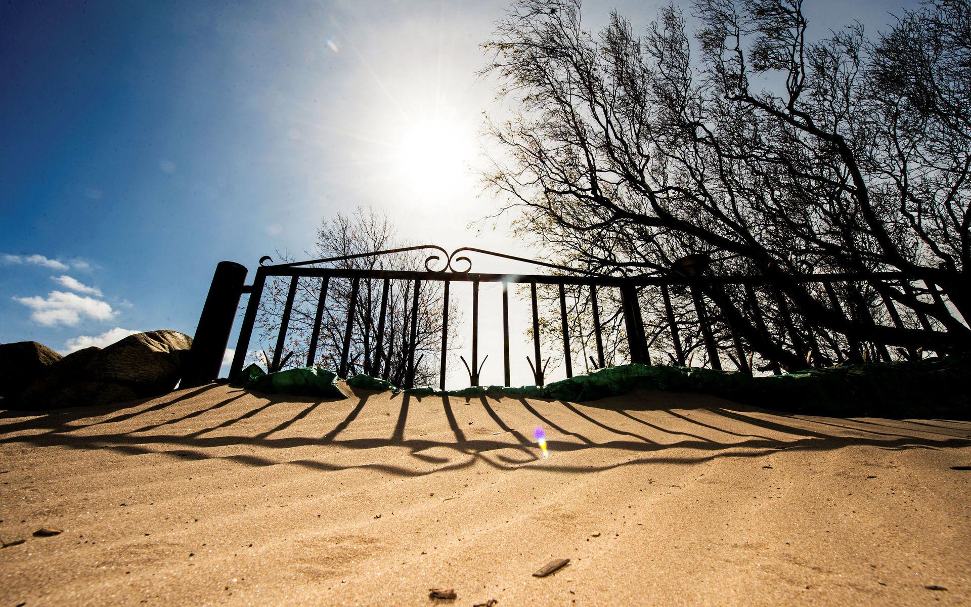 Görans barn byggde en barriär för att hindra sanden vid grinden, vilket gjorde viss nytta.