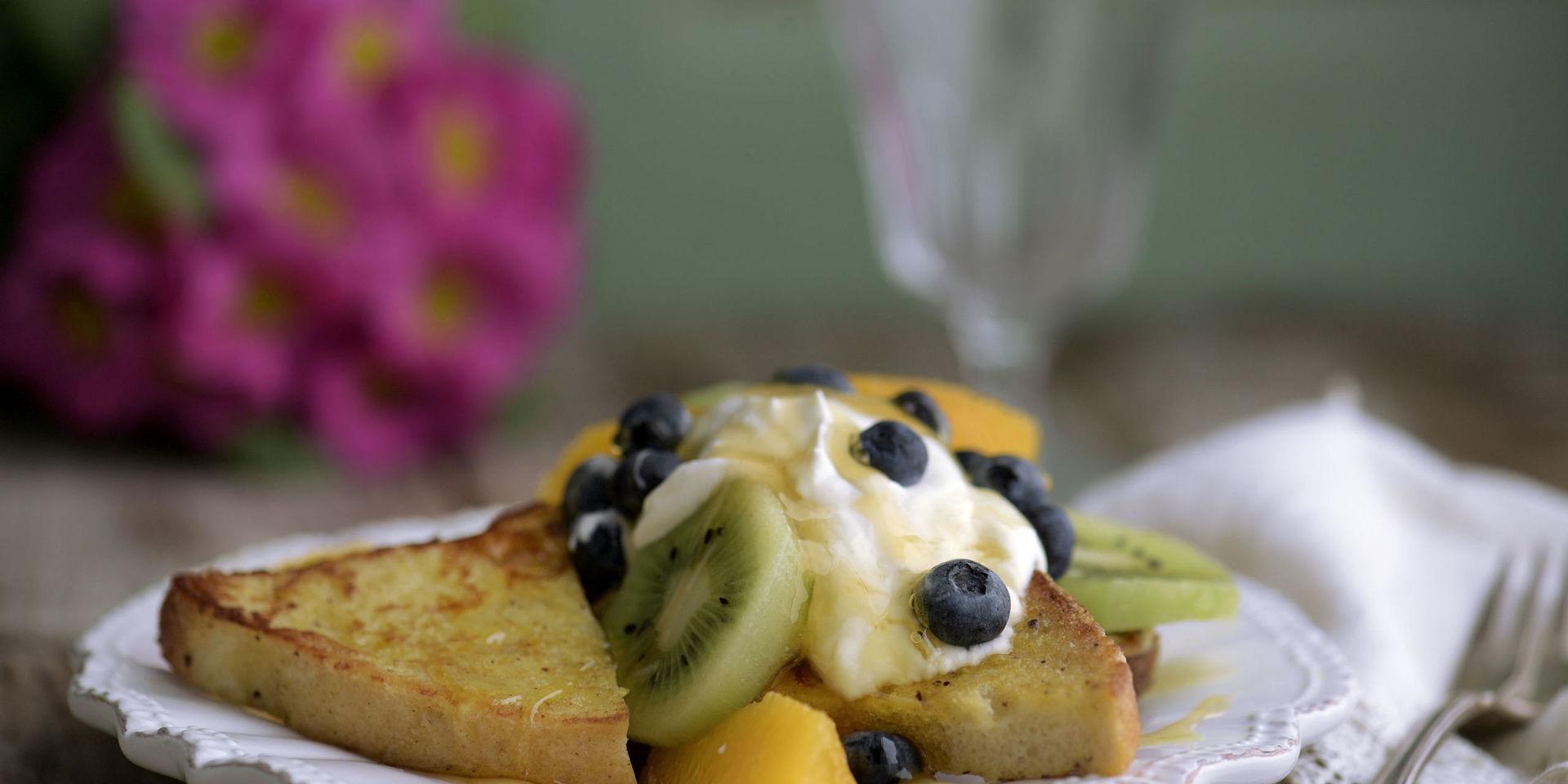 French toast blir en härlig påskfrukost med färsk frukt och yoghurt.