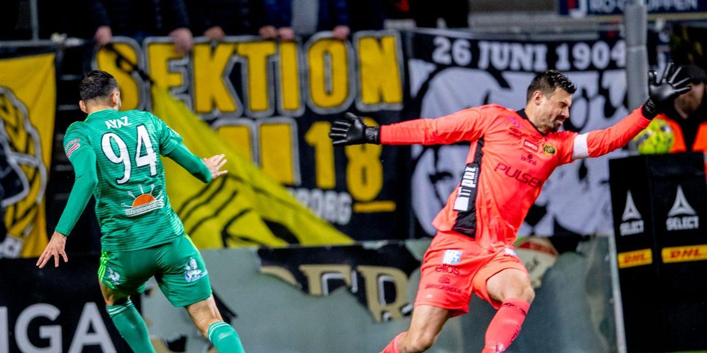 Dalkurds Ferhad Ayaz igenom i friläge mot Elfsborgs målvakt Kevin Stuhr-Ellegaard.