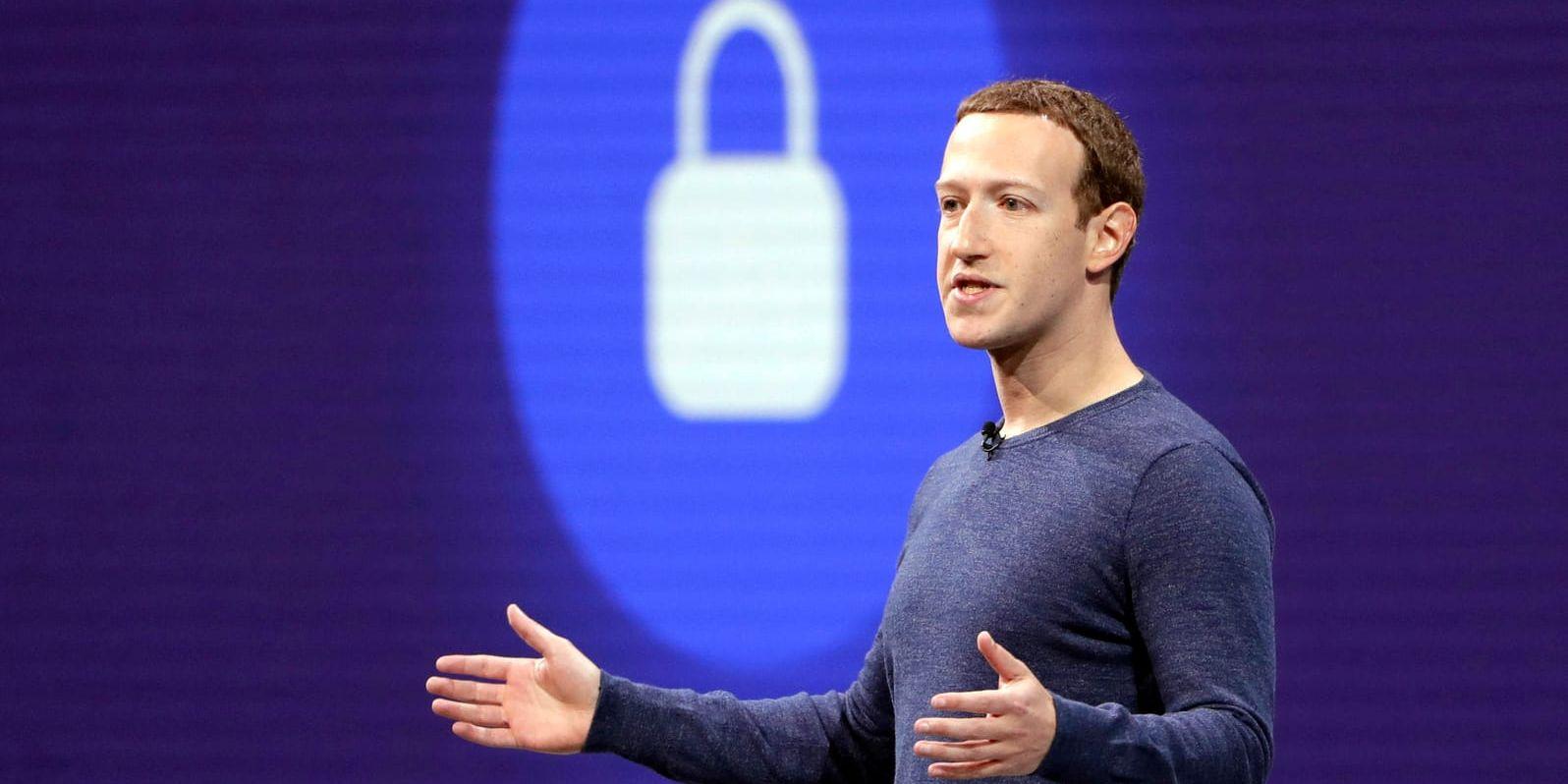 Hundratals miljoner användares lösenord låg okrypterade på Facebooks servrar. På bilden syns företagets vd Mark Zuckerberg när han håller tal i samband med en konferens. Arkivbild.