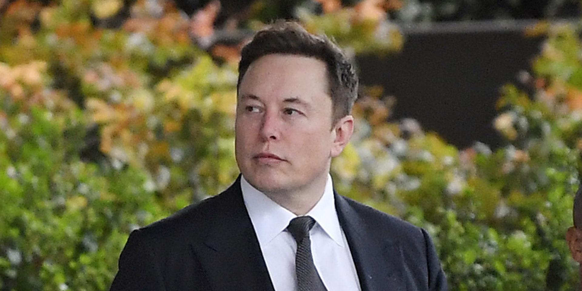 Elon Musk får behålla sina slantar, då han frias från förtal. Bilden från tidigare i veckan när Musk anlände till domstolen i Los Angeles. 