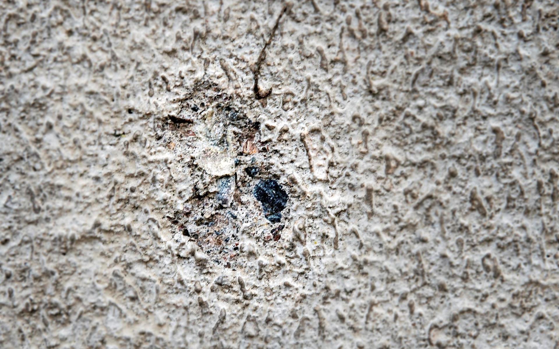 Ett misstänkt kulhål finns på en mur utmed Utmarksvägen.