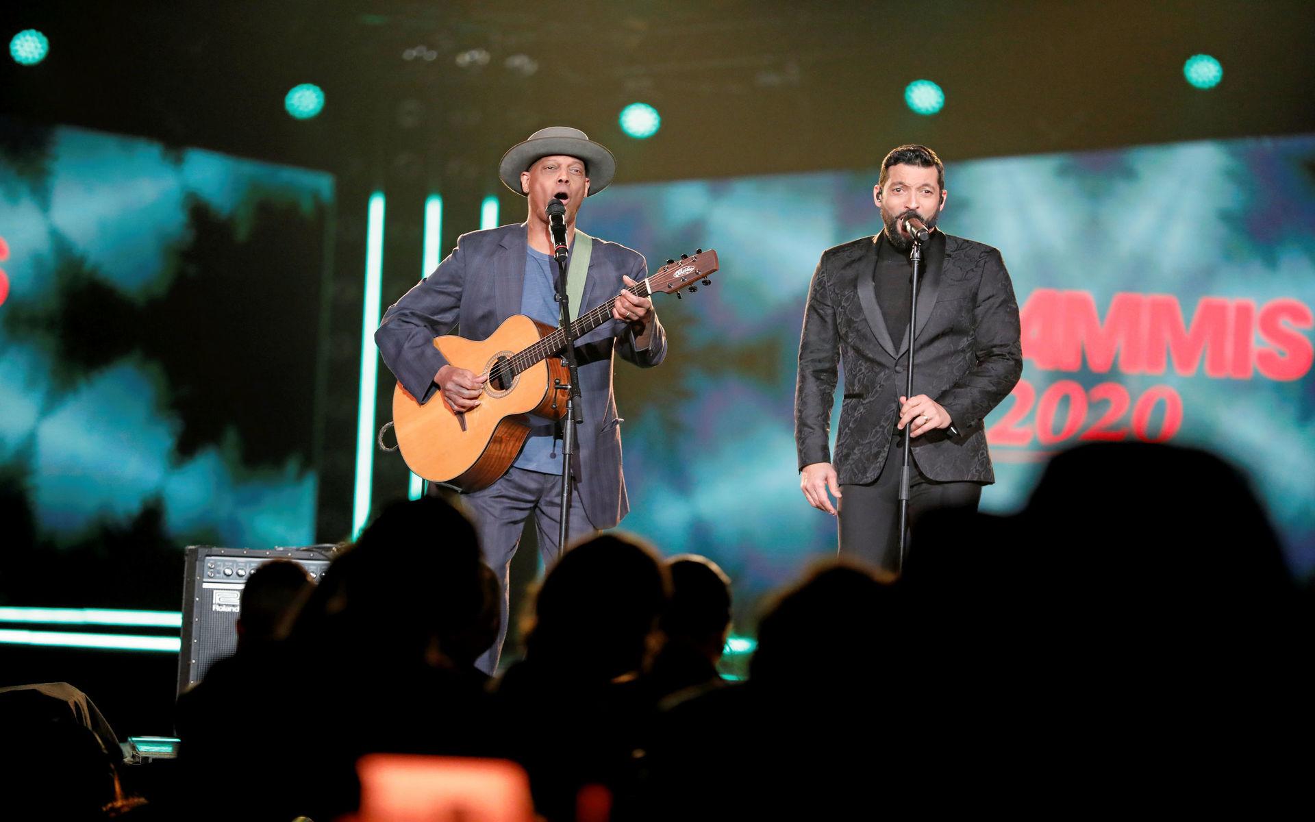 Rennie Mirro (till höger) sjöng med sin biologiska pappa Eric Bibb på Grammisgalan den 6 februari.