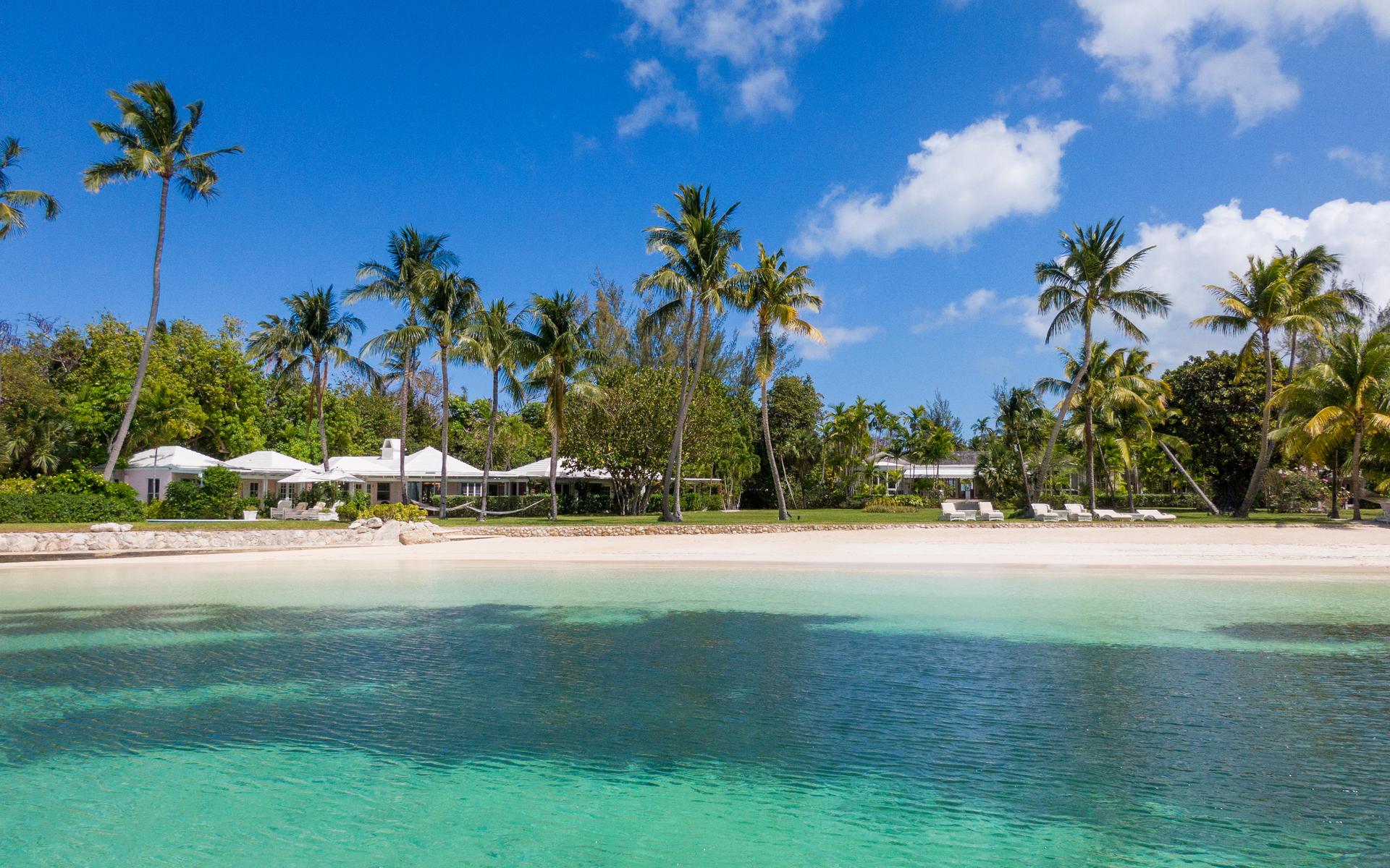 Bostaden ligger bara några steg i från den privata stranden där man kan ligga under en palm för skugga.