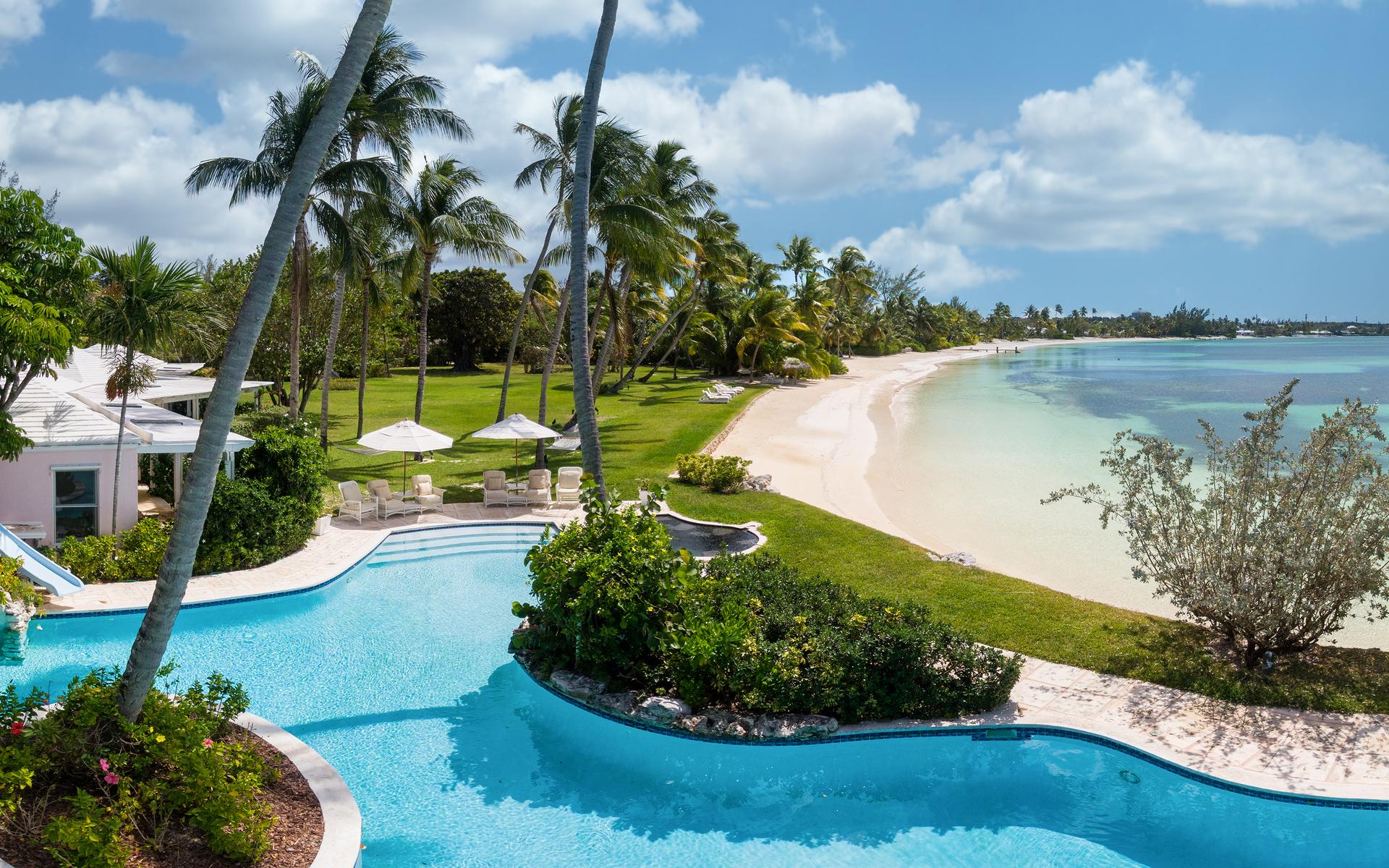 Precis vid stranden och vid gästhusen ligger ett soligt poolområde, med vattenrutschkana, pool och jacuzzi. 