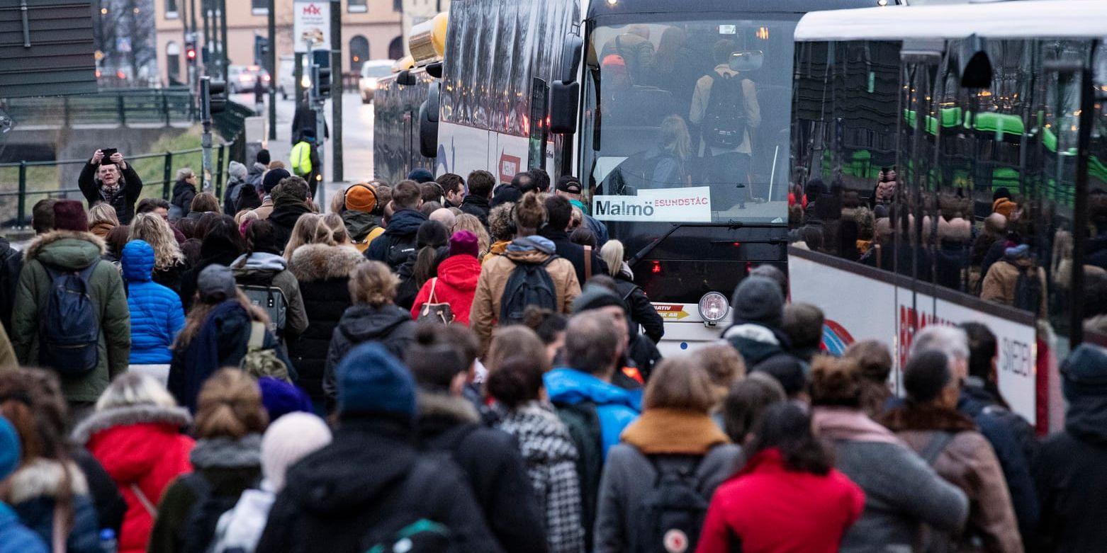 Passagerare på väg ombord på ersättningsbussar i Malmö på grund av ett stopp i tågtrafiken mellan Malmö och Lund.