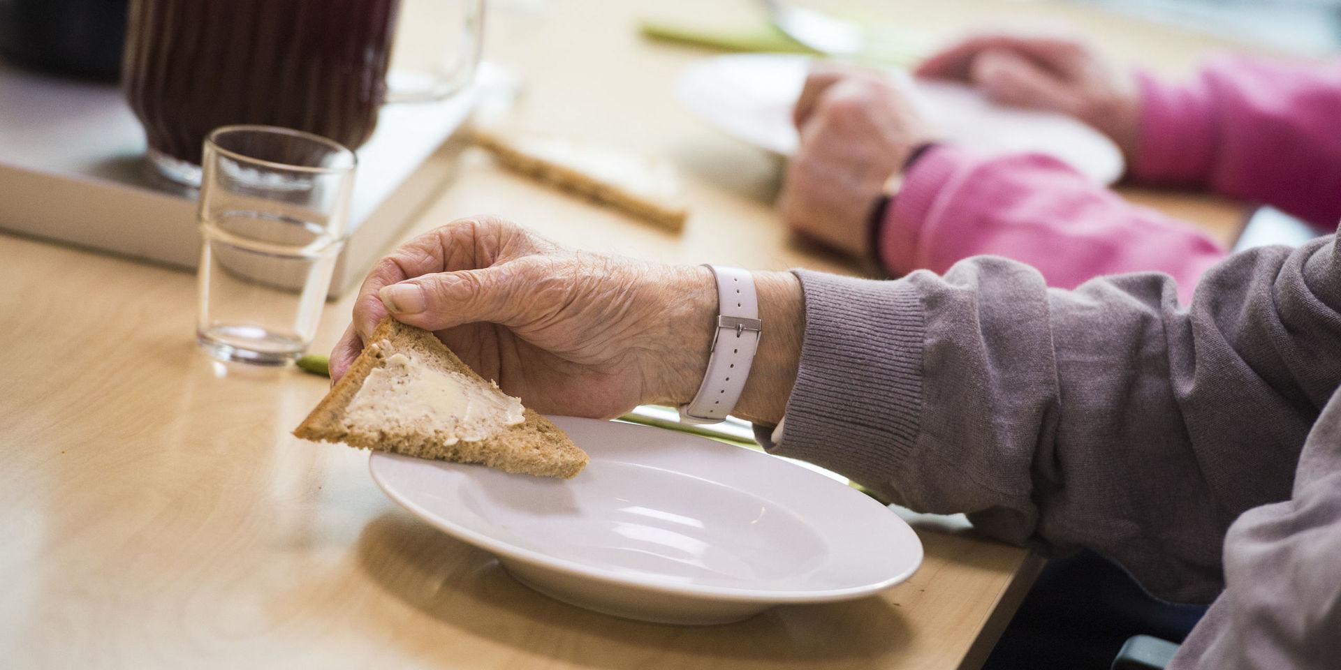 Träffpunkt Morup, där många äldre träffas och äter sin måltid, hotas av nedskärningar.