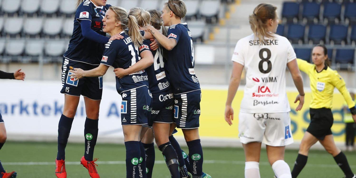 Linköpings Mimmi Larsson firas efter sitt första av två mål i premiären mot Växjö.