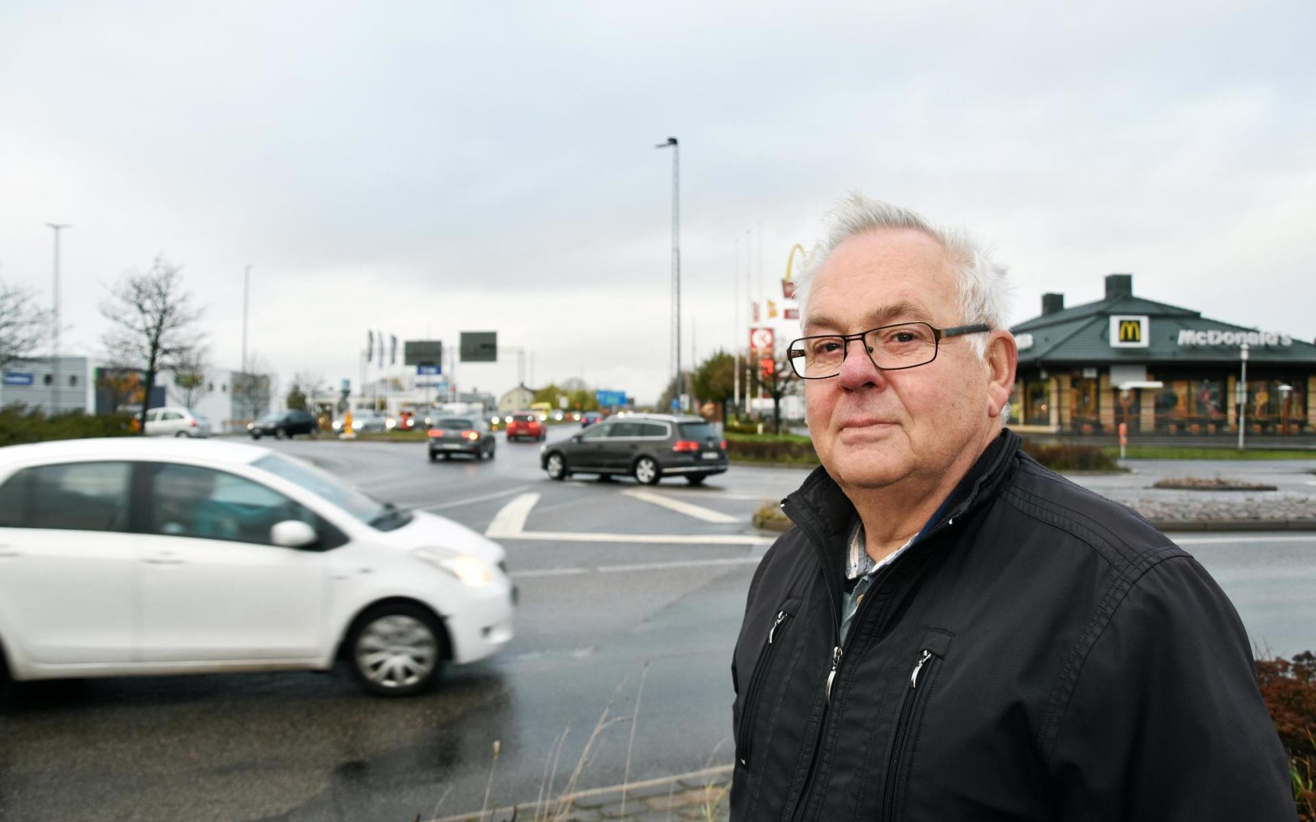 Lennart Johansson som bor i Tångaberg tycker att trafiksiuationen vid Lassabacka är bedrövlig.