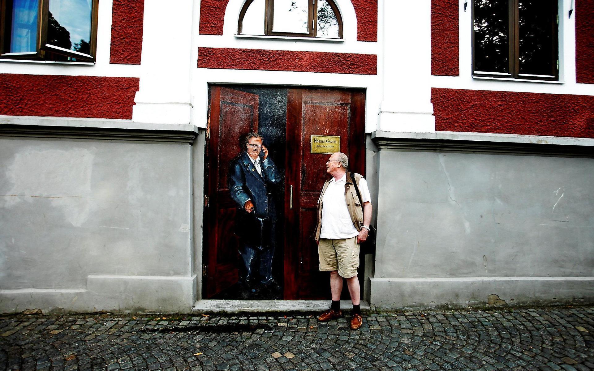 Jan Myrdal flyttade till Varberg sommaren 2012 och kollade förstås målningen av sig själv på Hotell Gästis.