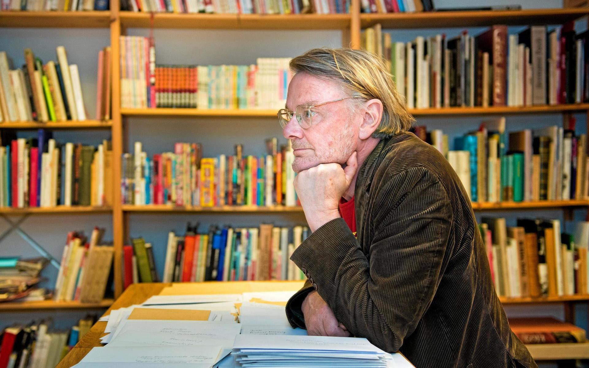 Efter Jan Myrdals bortgång har Lasse Diding visat Myrdalbiblioteket i Varberg för flera grupper med intresserade personer.