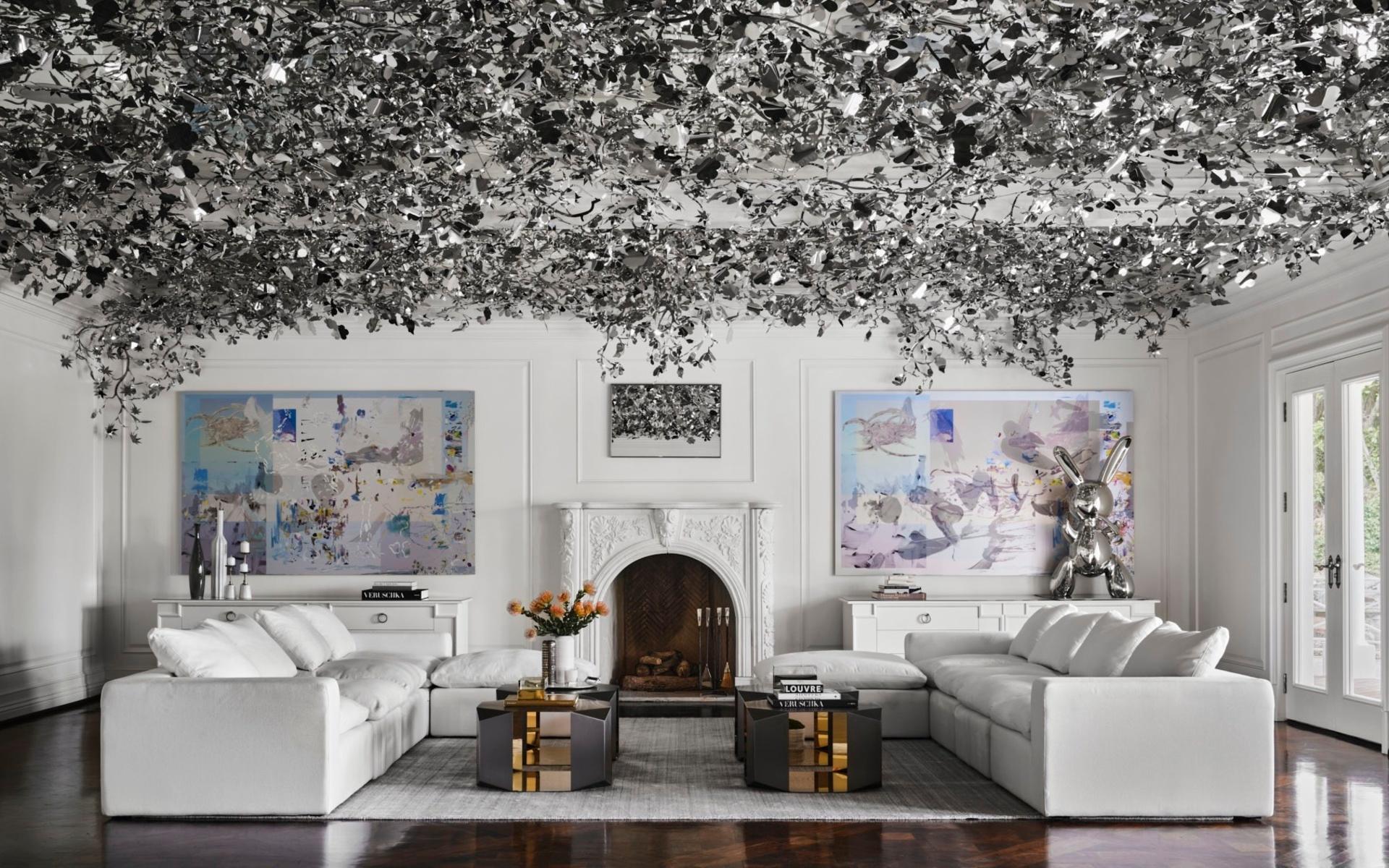 Den franske inredningsdesignern Philippe Starck ligger bakom inredningen. Det här vardagsrummet har fått en silverfärgad inredning med silver lull-lull i taket.