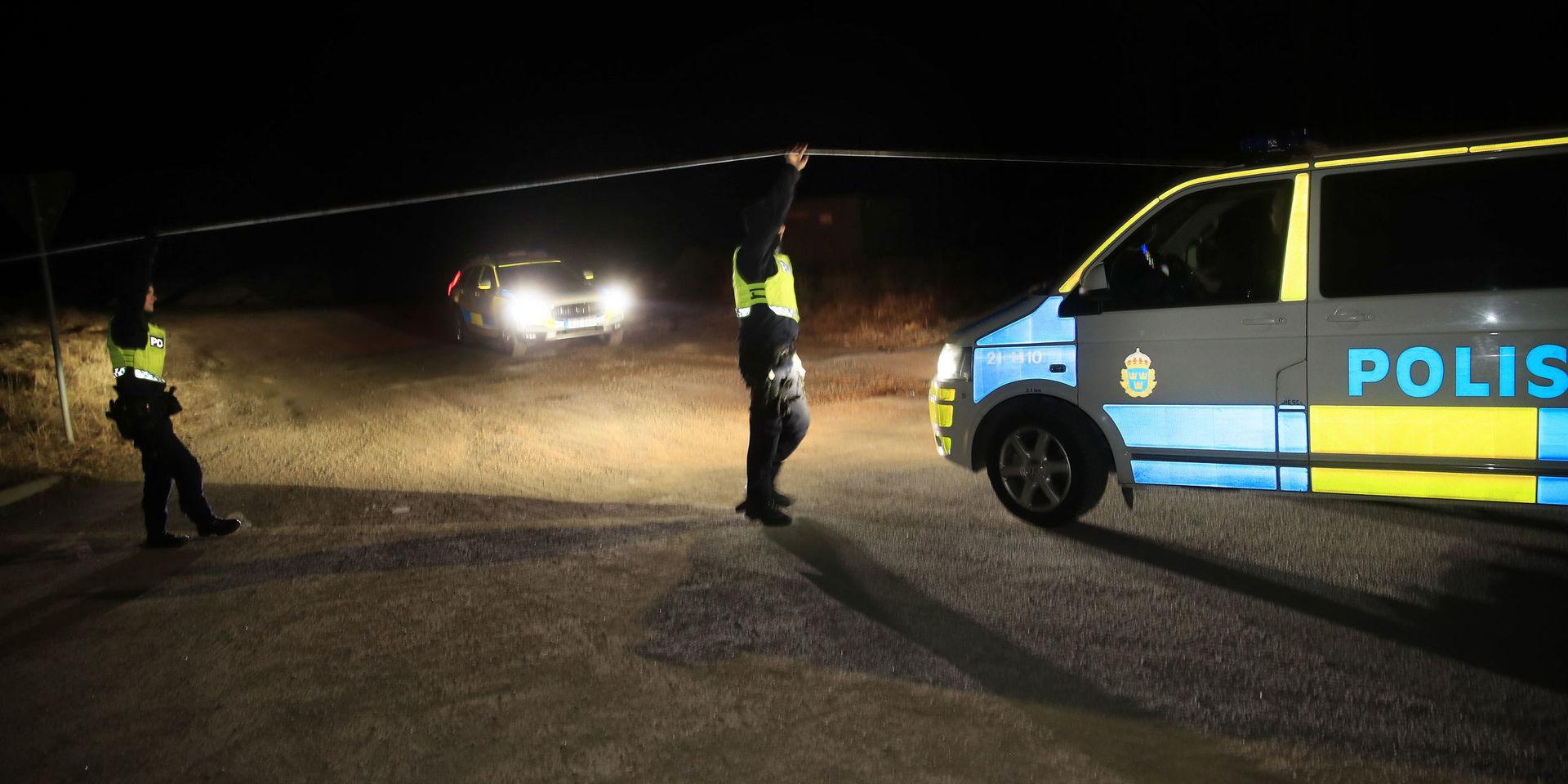 En man misstänks ha mördat sina två barn och sedan tagit sitt liv. Kropparna hittades i en utbrunnen bil utanför Uppsala på torsdagskvällen.