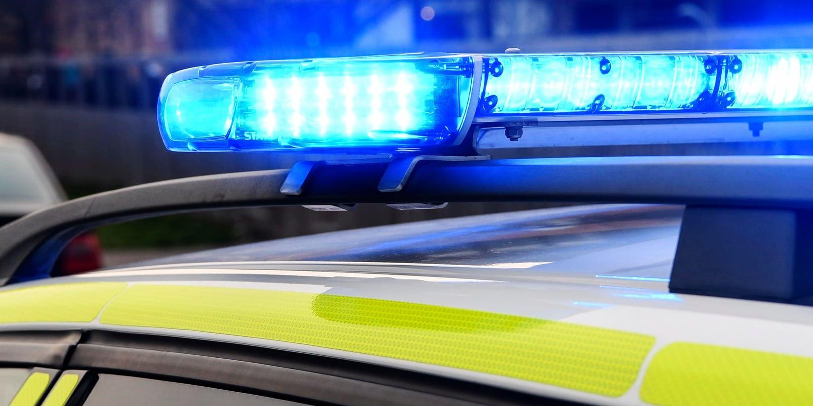 En man har fått stickskador vid ett bråk i Norsborg i Botkyrka kommun. Polisen har gripit två misstänkta män. Arkivbild.