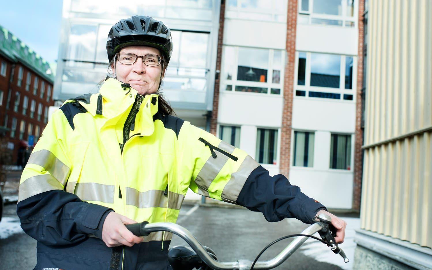 Gillar asfalt. Driftingenjör Anette Lomarker gillar att cykla på släta underlag. Det kommer hon snart att få göra. Under våren ska flera cykelbanor i centralorten få ny beläggning.