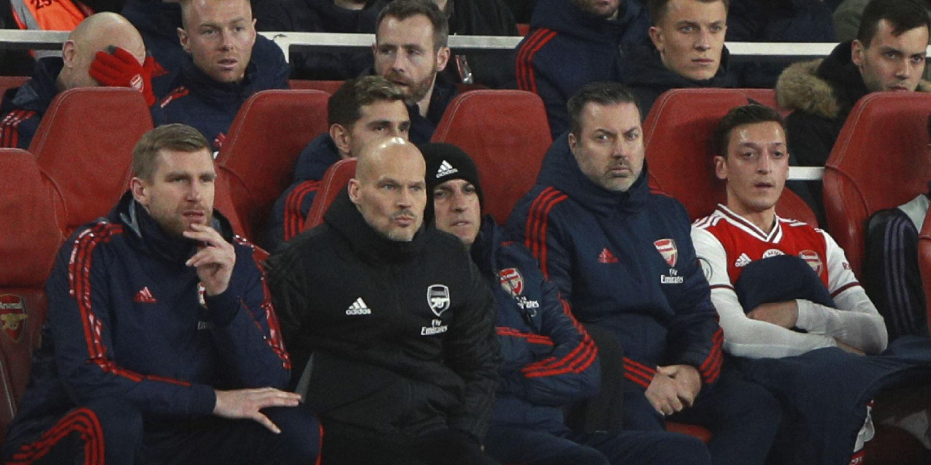 Fredrik Ljungberg bredvid Per Mertesacker, till vänster, på Arsenals tränarbänk.