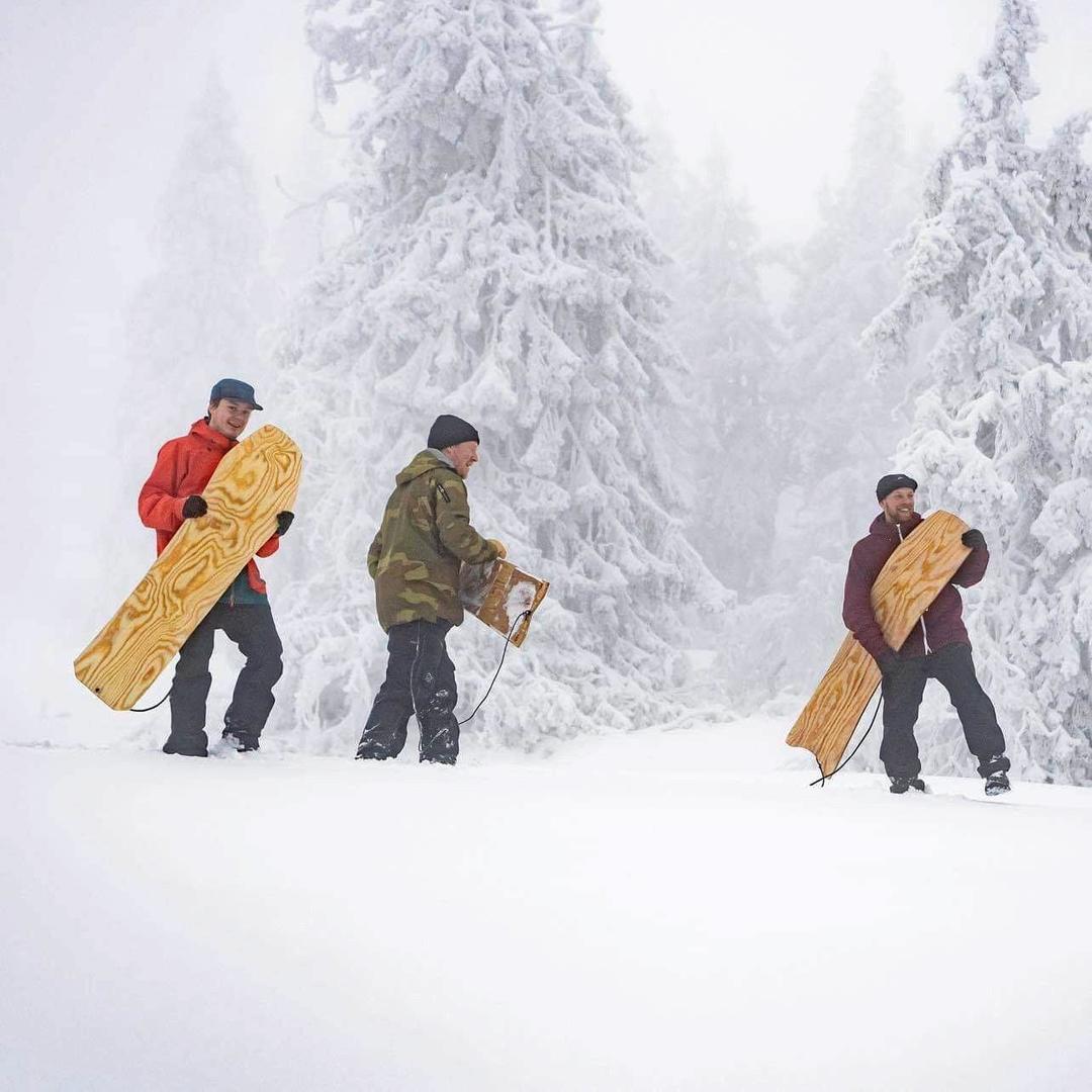 Med snöskor på fötterna och hemmagjorda brädor utan bindning under armen brukar Robin von Braun och hans kollegor leta upp ett skogshygge på fjället och klättra upp till toppen av backen innan de försöker ta sig ner balanserande på brädan.