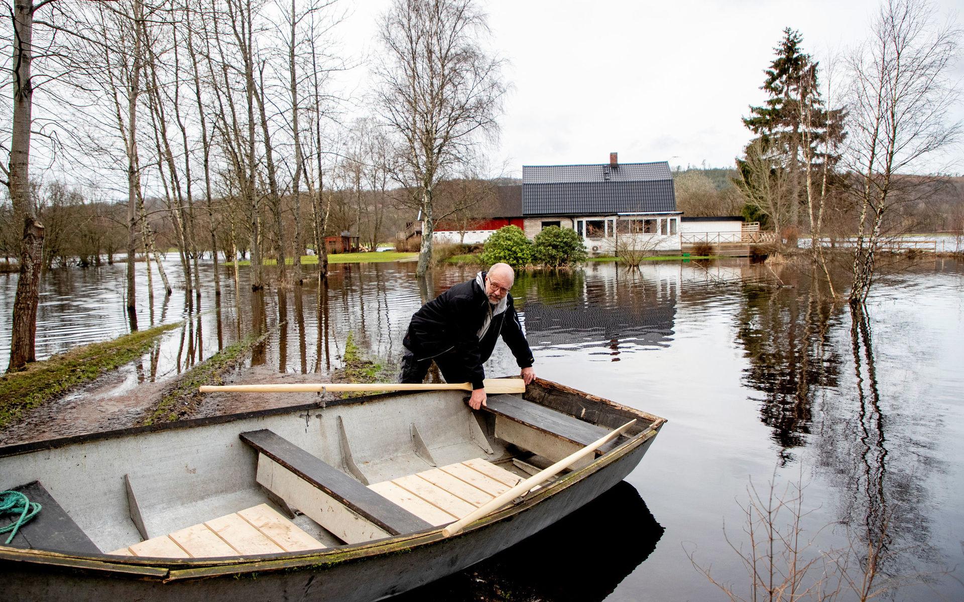 Mikael Jönsson får ta båten mellan hemmet och bilen då vägen är översvämmad vid Nissan i Åled. I Halmstad väntar räddningstjänsten nu på tusentals sandsäckar som ska hjälpa till att stoppa flödena att nå hotade hus. Fotodatum: 24 februari 2020.