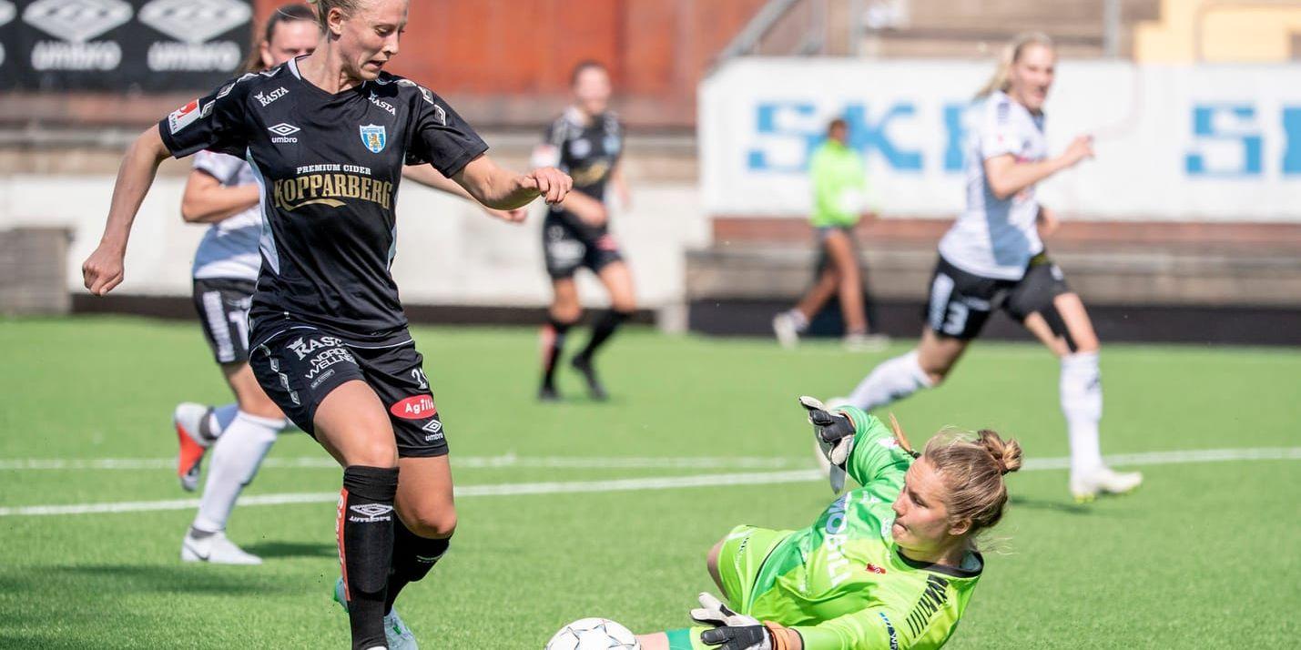 Göteborgs Rebecka Blomqvist tar sig förbi Limhamn/Bunkeflos målvakt Vera Amanda Varis.