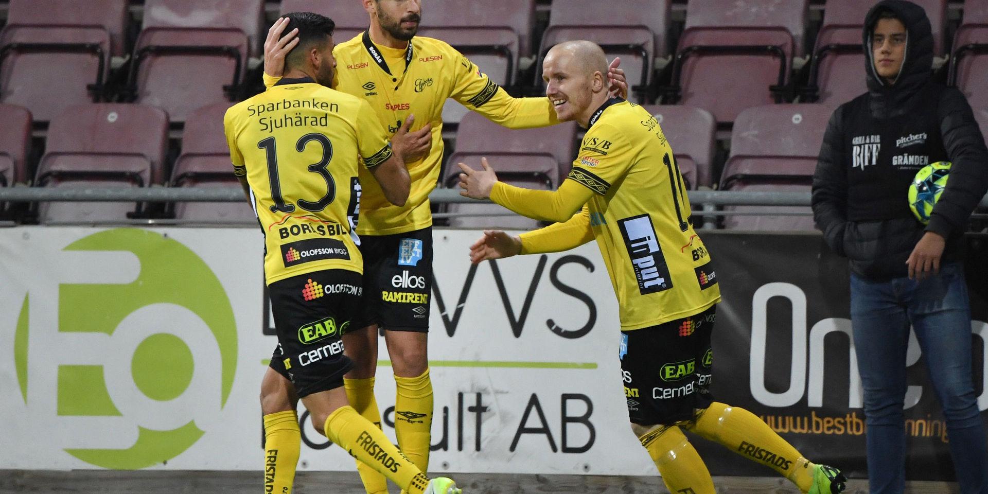Elfsborgs Alejandro Portillo (i mitten) firar sitt 2–2-mål med Rami Kaib och Simon Lundevall. 