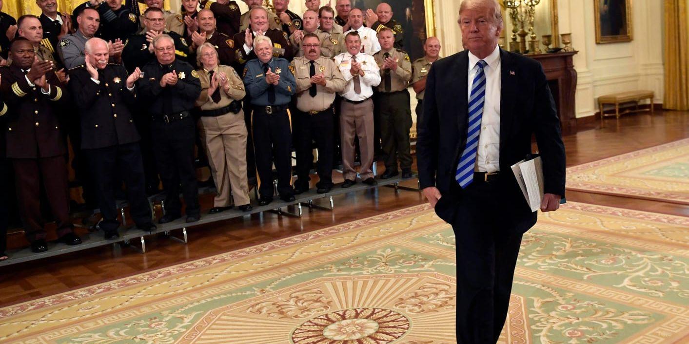 USA:s president Donald Trump vid en mottagning med sheriffer i Vita huset.