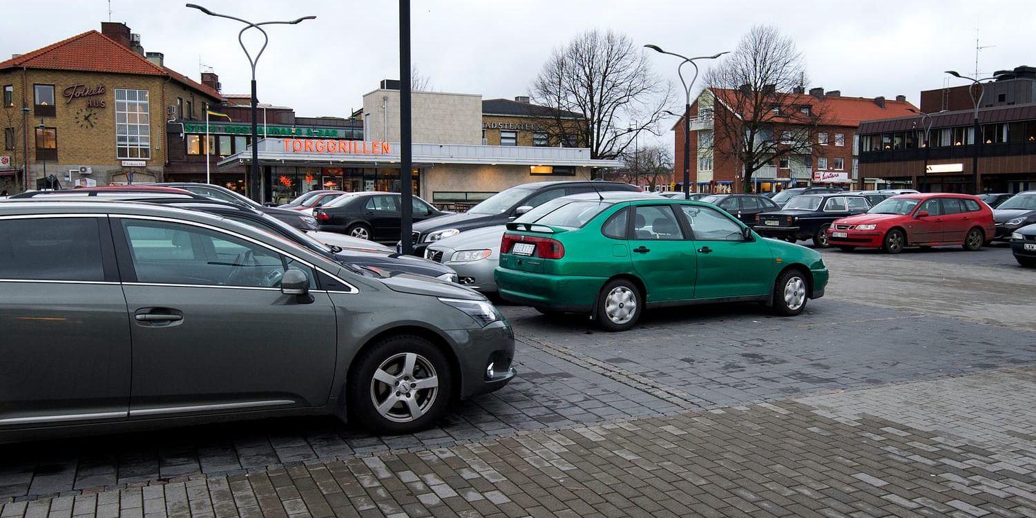 Populär parkeringsplats. Bilister som parkerar på Stortorget ger klirr i kommunens kassa. /Arkivfoto: Ola Folkesson