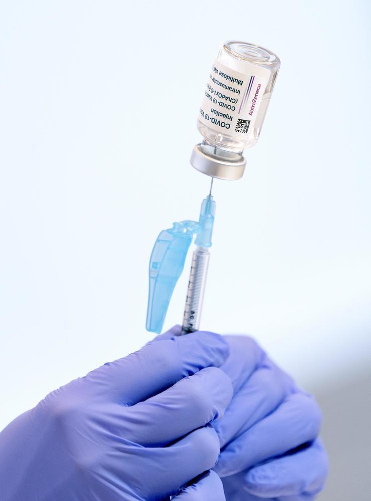 En spruta laddas med Covid-19 vaccin från Astra Zeneca.