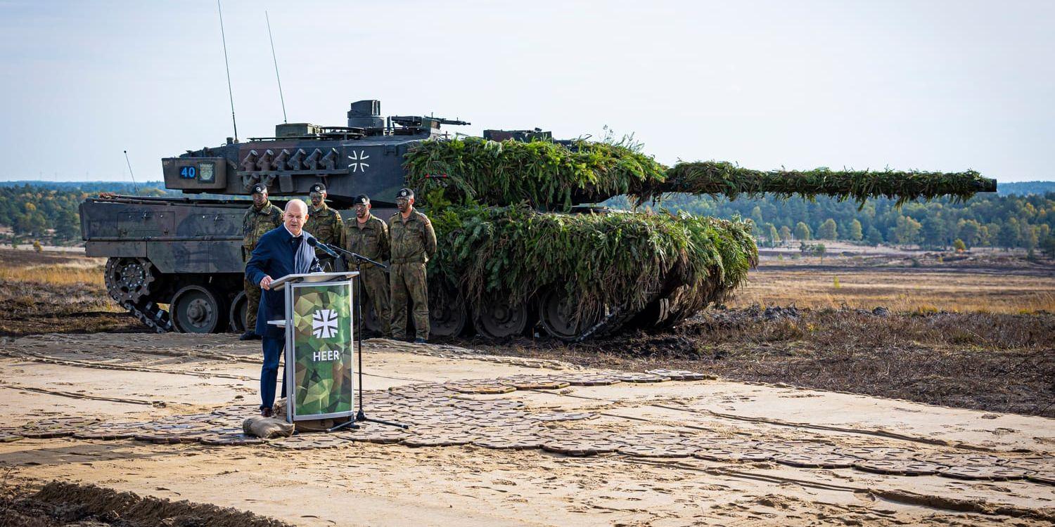Tysklands förbundskansler Olaf Scholz håller tal till soldater framför en stridsvagn av typen Leopard 2 i tyska Ostenholz i oktober 2022.
