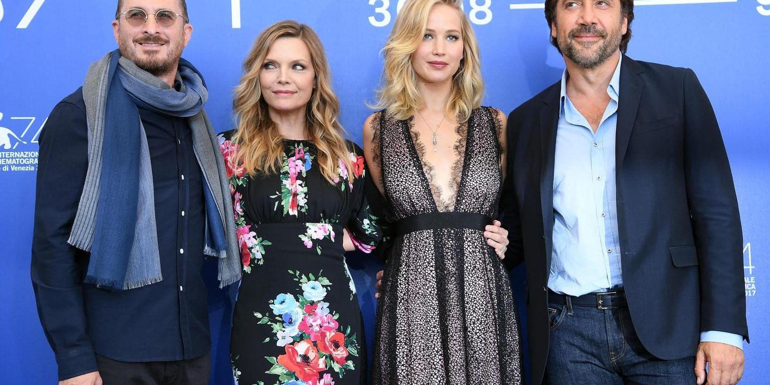 Regissören Darren Aronofsky och skådespelarna Michelle Pfeiffer, Jennifer Lawrence och Javier Bardem poserar inför pressvisningen av filmen "Mother" i Venedig.