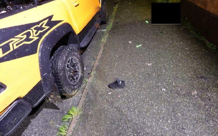 En sko i närheten av detonationsplatsen i Östberga i augusti förra året. Bild från polisens förundersökning.