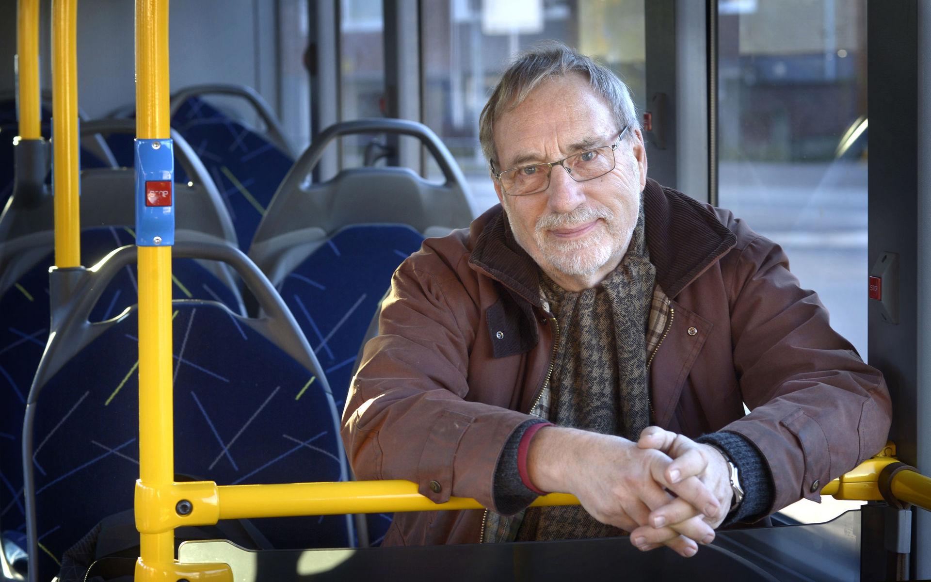 Laddar för buss. När miljömedvetne Ulf fyller 75 år behöver han inte längre betala för sina bussresorna i Varberg. Redan dagen efter sin  födelsedag ska han hämta ut ett seniorkort för Hallandstrafiken. 