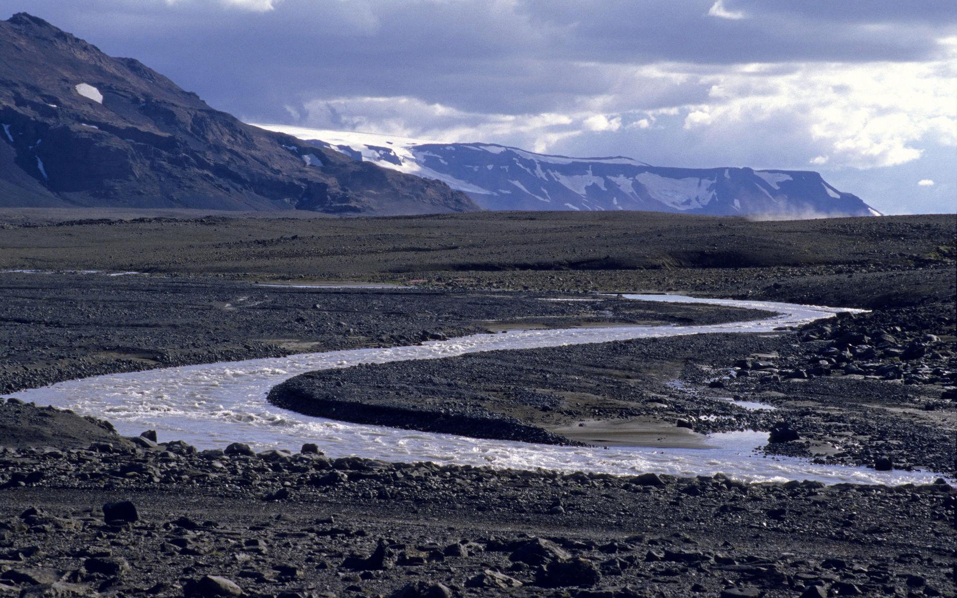 Kalidalur, Island. Smältvatten från en jökel bildar meanderslingor när det rinner över ett lavafält. Foto av Ulf Norenius.