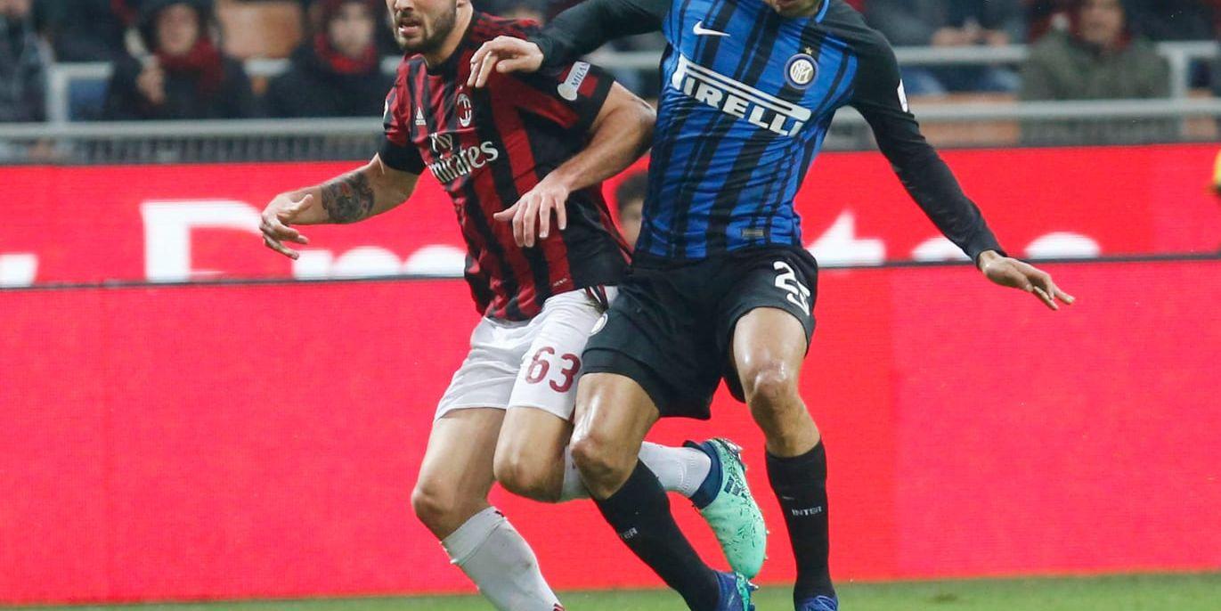 Inters Joao Miranda i duell med Milans Patrick Cutrone i derbyt på San Siro.