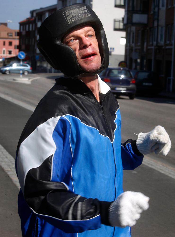 En 50-årig Peter Ingemarsson är ute och löptränar.