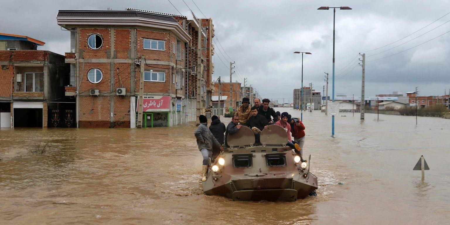 Militärfordon räddar människor som försöker undkomma översvämningen i Golestanprovinsen i förra veckan. Arkivbild.