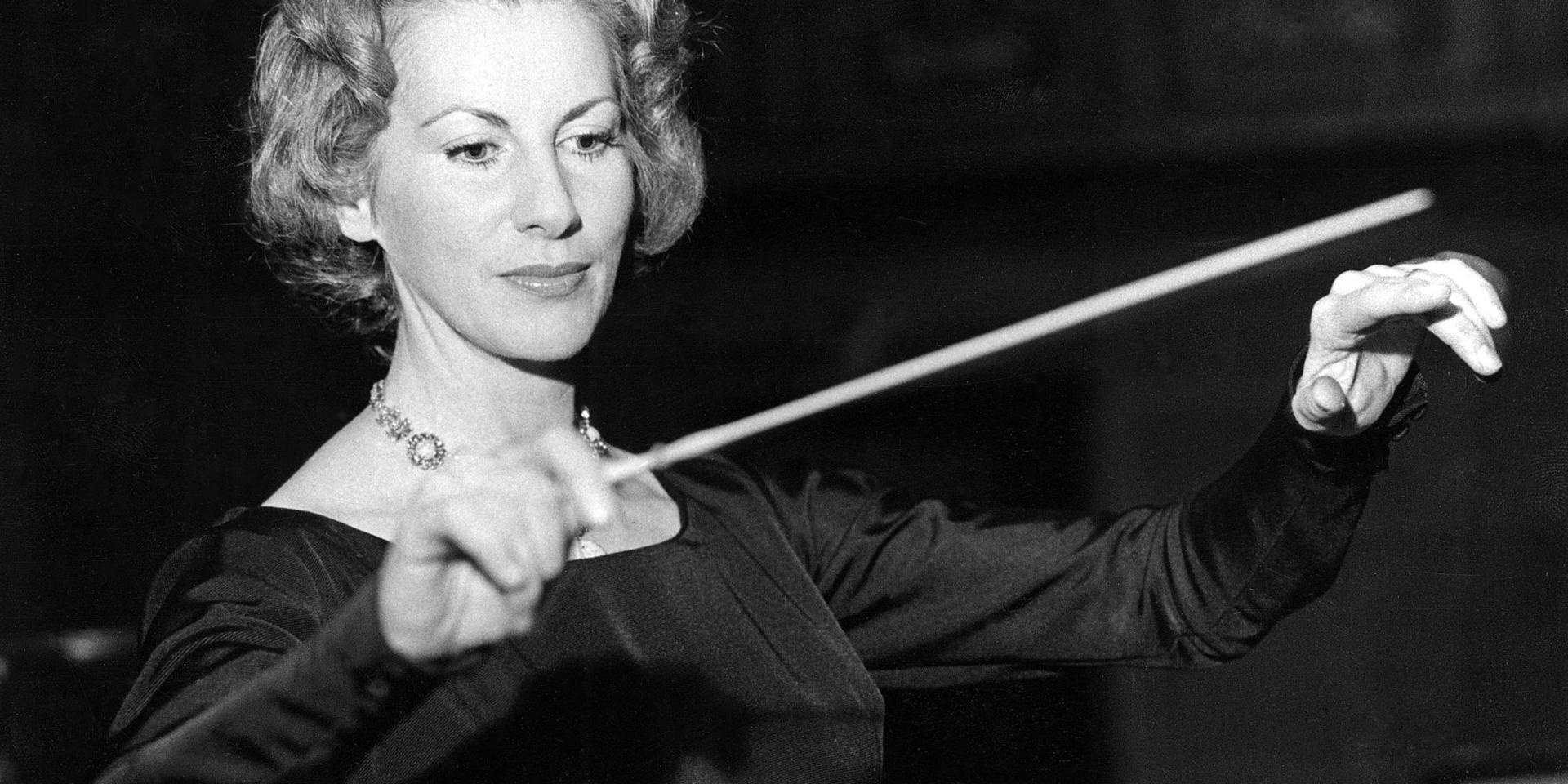 1959: Sveriges första kvinnliga dirigent Ortrud Mann leder sin orkester – här under ett framträdande i Stockholms konserthus där verk av Jean Sibelius framfördes. Arkivbild.